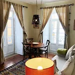 Remodeled Historic In Bairro Alto * ליסבון