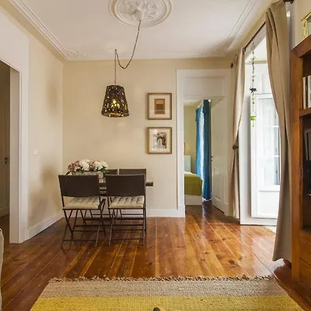 Remodeled Historic In Bairro Alto アパート *