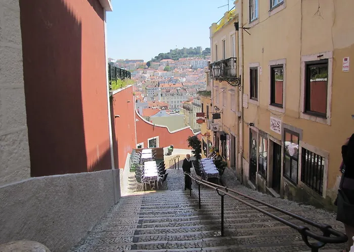 Remodeled Historic In Bairro Alto Лісабон