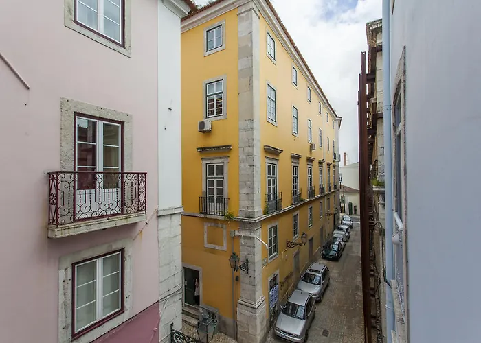 Remodeled Historic In Bairro Alto Лісабон