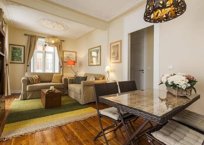 Remodeled Historic In Bairro Alto Лісабон